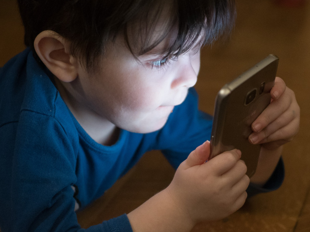 Lasten yleistyneen myopian arvellaan liittyvän mobiililaitteiden käytön kasvuun.